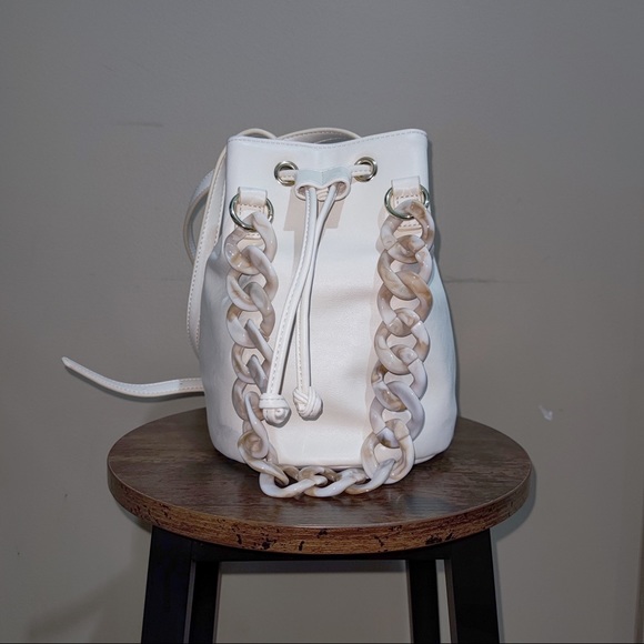 Bucket bag with large chain - Picture 2 of 7